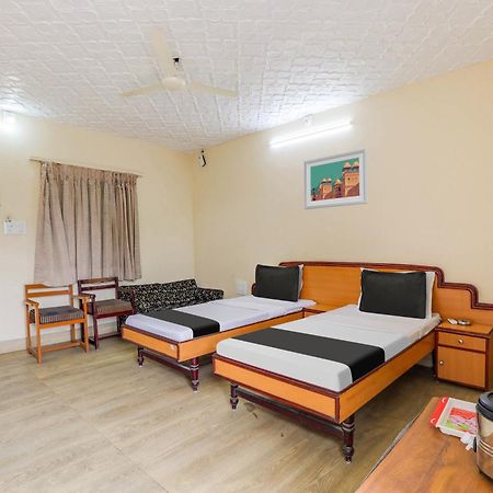 Hotel O Ellis Ахмедабад Екстериор снимка