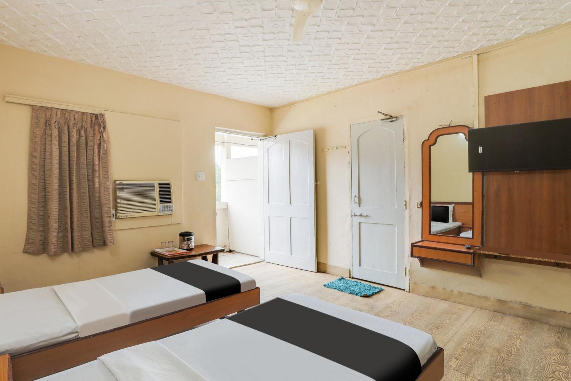 Hotel O Ellis Ахмедабад Екстериор снимка