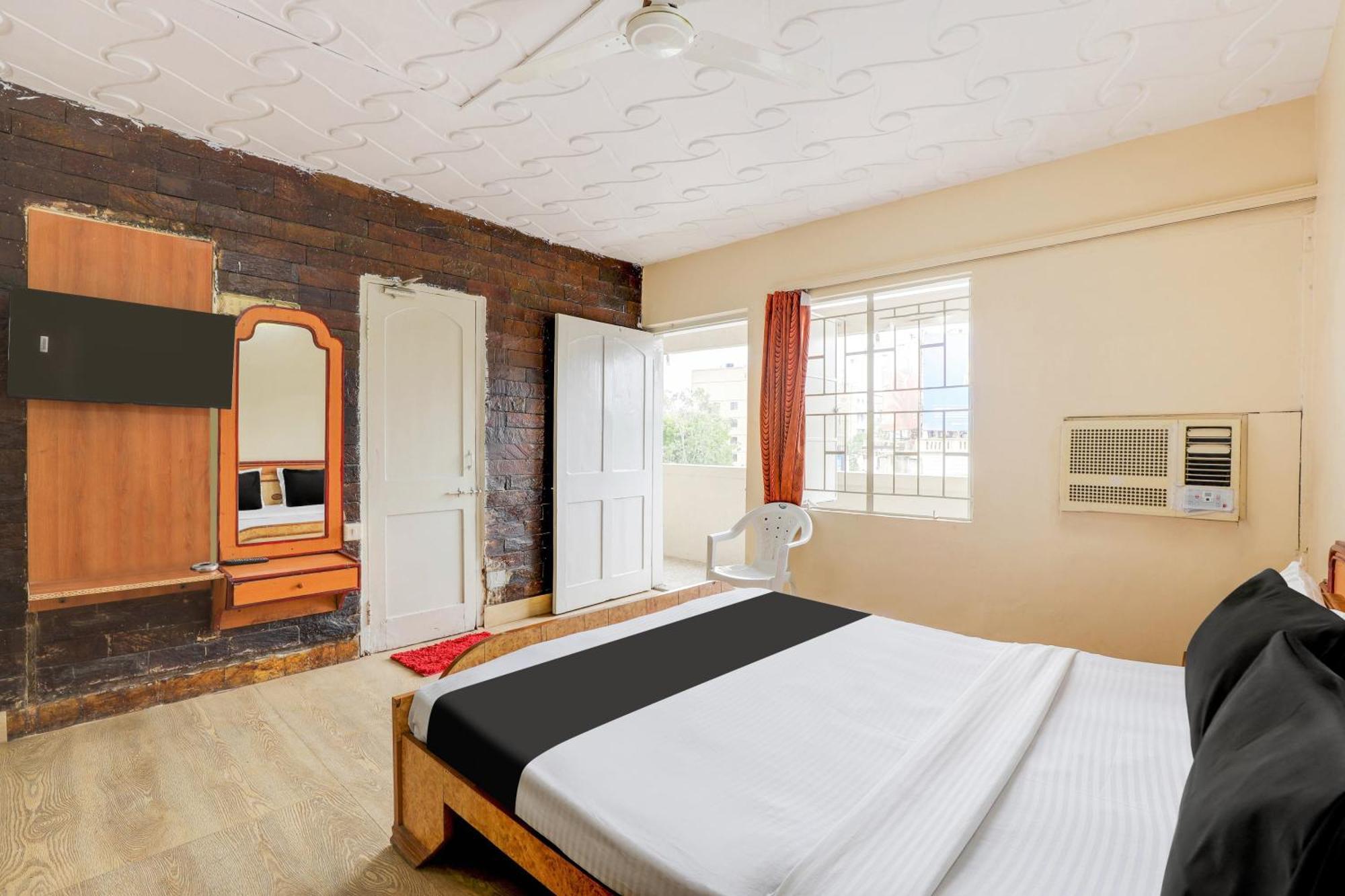 Hotel O Ellis Ахмедабад Екстериор снимка