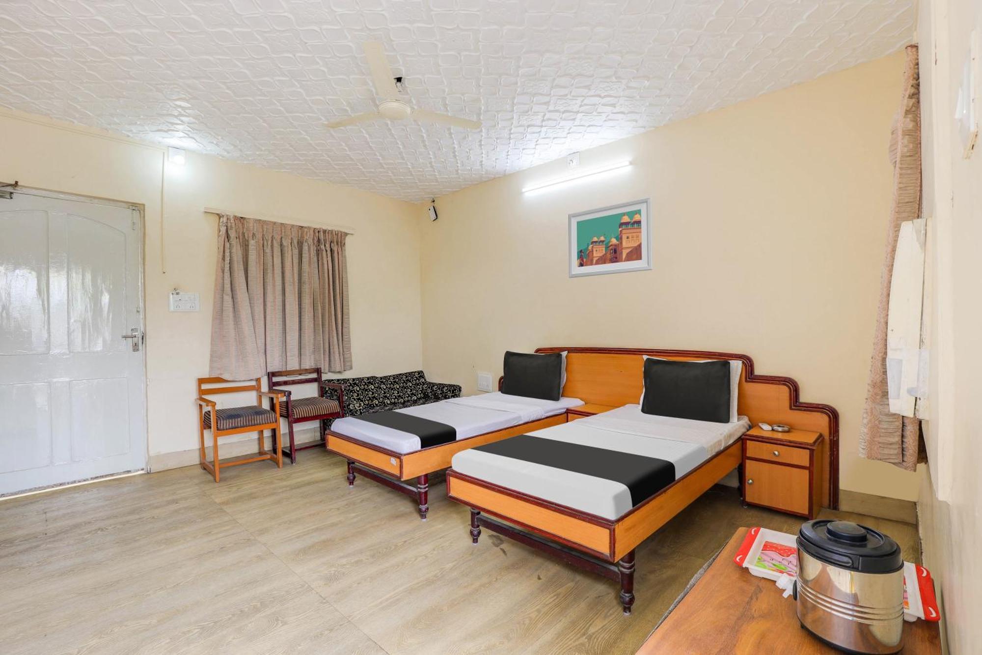 Hotel O Ellis Ахмедабад Екстериор снимка