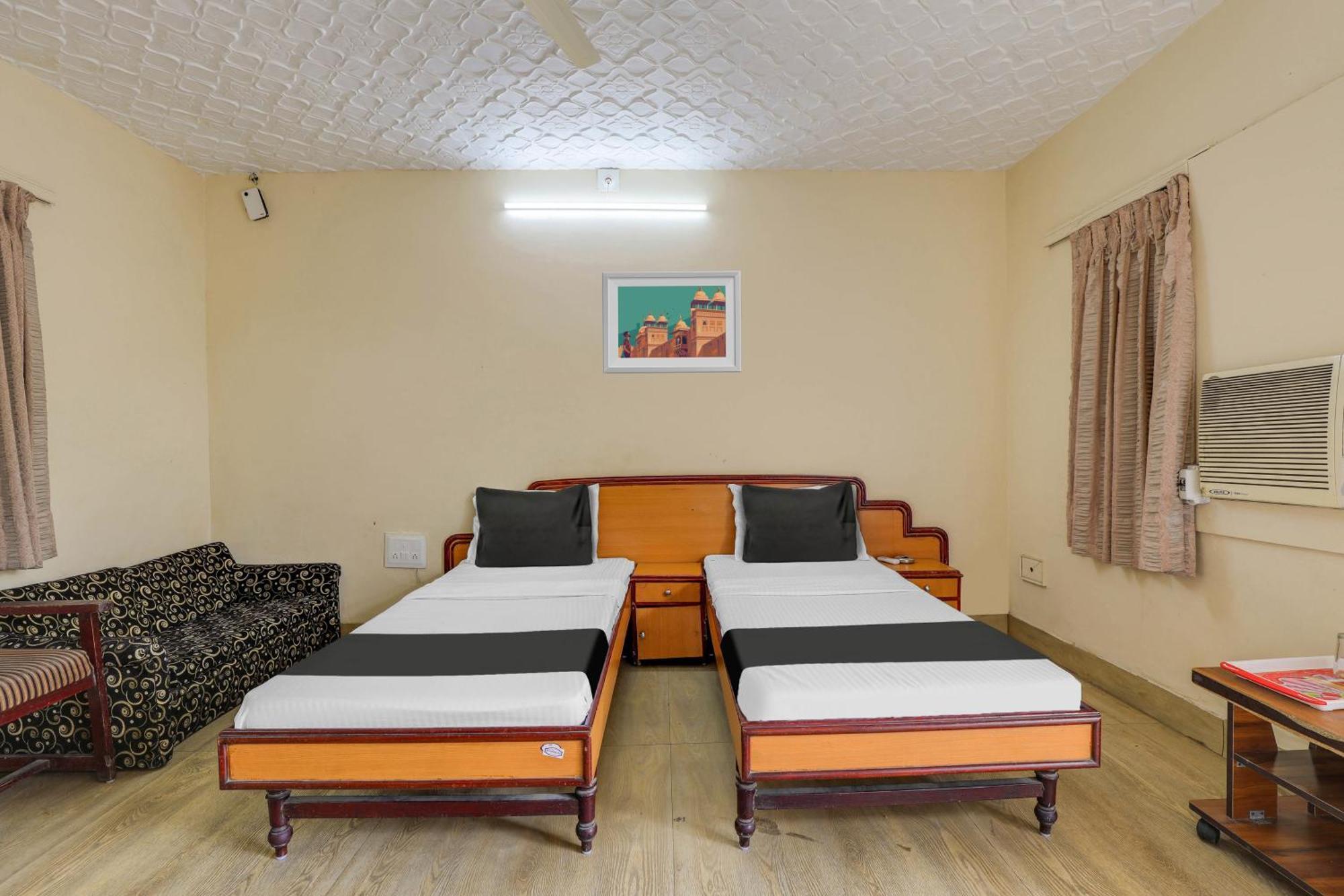 Hotel O Ellis Ахмедабад Екстериор снимка