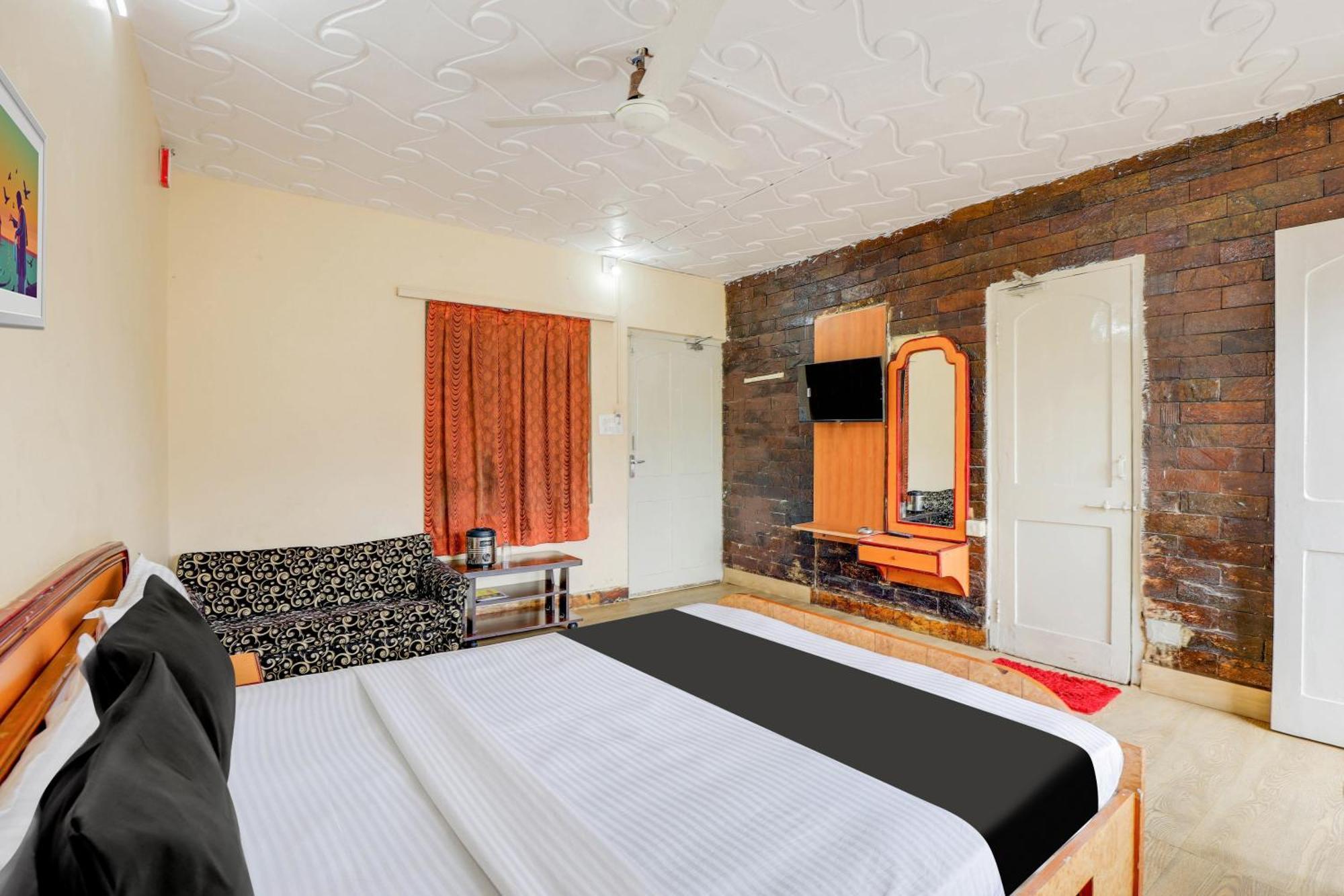 Hotel O Ellis Ахмедабад Екстериор снимка